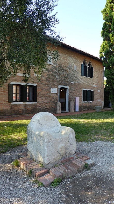 Attila's Chair with the Museo Provinciale di Torcello behind it Attila's Throne and Torcello Museum.JPG