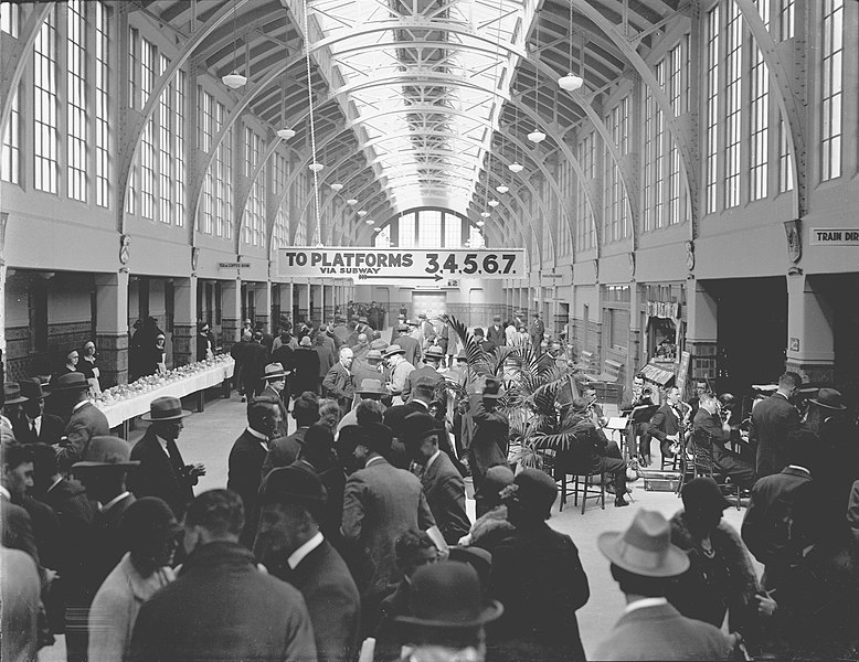 File:Auckland Railway Station Interior (10468838543).jpg