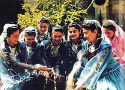 Азербайджанскія дзяўчынкі ў традыцыйных строях.
