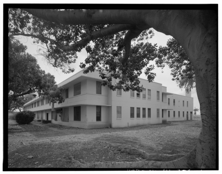File:BLDG 33, OBLIQUE FROM N. OF BLDG SHOWING FRONT (NE) AND SIDE (NW). KITCHEN AND BOILER ROOM ARE TO FAR RIGHT. - Naval Magazine Lualualei, West Loch Branch, Barracks, Between B HABS HI,2-PEHA,92-1.tif