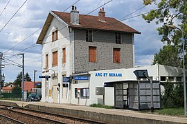 Le bâtiment voyageurs vu depuis les quais.