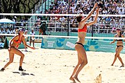 Deutsch: Beachvolleyball bei den Olympischen Jugendspielen 2018; Tag 9, 15. Oktober 2018; Mädchen, Viertelfinale: USA-Spanien 2–1 (21–19/17–21/15–9) English: Beach volleyball at the 2018 Summer Youth Olympics at 15 October 2018 – Girls Quarterfinals: USA-Spain 2–1 (21–19/17–21/15–9)