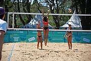 Deutsch: Beachvolleyball bei den Olympischen Jugendspielen 2018; Tag 8, 14. Oktober 2018; Mädchen, Achtelfinale – USA-Peru 2:0 (21–19/21–12) English: Beach volleyball at the 2018 Summer Youth Olympics at 14 October 2018 – Girls Round of 16 – USA-Peru 2:0 (21–19/21–12)