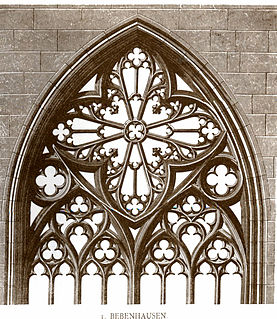 Ventana del Monasterio de Bebenhausen]]Las ventanas del periodo de transición suelen ser como las románicas de arco apuntado. Pero luego se ostenta el verdadero ventanal gótico amplio y decorado en su parte superior con hermosos calados de piedra, los cuales se forman de rosetoncillos combinados, siempre sostenidos por columnillas o parteluces. En el siglo XIV se complica la [[tracería}}