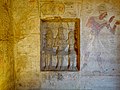 Nicchia a sud, triade con Horus di Quban, Ramses II e Iside.