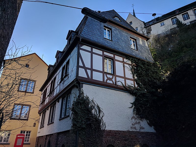 File:Bernstraße Stadtbücherei.jpg