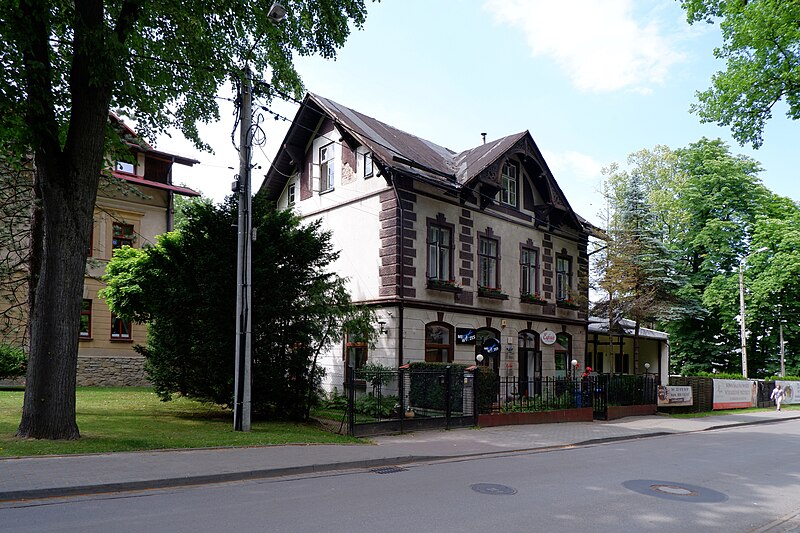 File:Bielsko-Biała, Olszówka, hotel Beskid 02.jpg