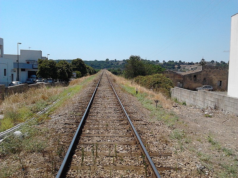 File:Binari in uscita stazione di Tricase (LE).jpg