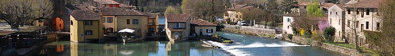 File:Borghetto sul Mincio banner River through town with weir.jpg