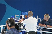 Deutsch: Boxen bei den Olympischen Jugendspielen 2018 Tag 12, 18. Oktober 2018 - Finale Leichtgewicht Mädchen – Junioren-Weltmeisterin und dreifache Juniorinnen-Europameisterin Caroline Sara DuBois (Großbritannien, blau) schlägt Juniorinnen-Asienmeisterin Porntip Buapa (Thailand, rot). English: Boxing at the 2018 Summer Youth Olympics on 18 October 2018 – Girls' lightweight Gold Medal Bout – Caroline Sara DuBois (Grat Britain, blue) wins over Porntip Buapa (Thailand, red). Español: Boxeo en los Juegos Olímpicos Juveniles de Verano de 2018 en 18 de octubre de 2018 - Combate de medalla de oro de peso ligero para niñas - Caroline Sara DuBois (Gran Bretaña, azul ) gana sobre Porntip Buapa (Tailandia, rojo).