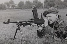 Brian Shaw feuert ein leichtes Maschinengewehr von Bren ab, 1947.JPG