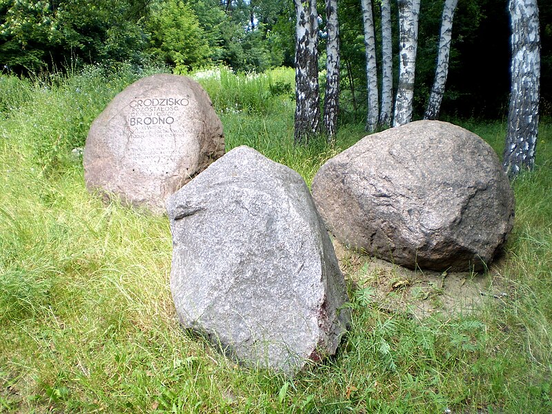 File:Brodno gord memorial stones.jpg