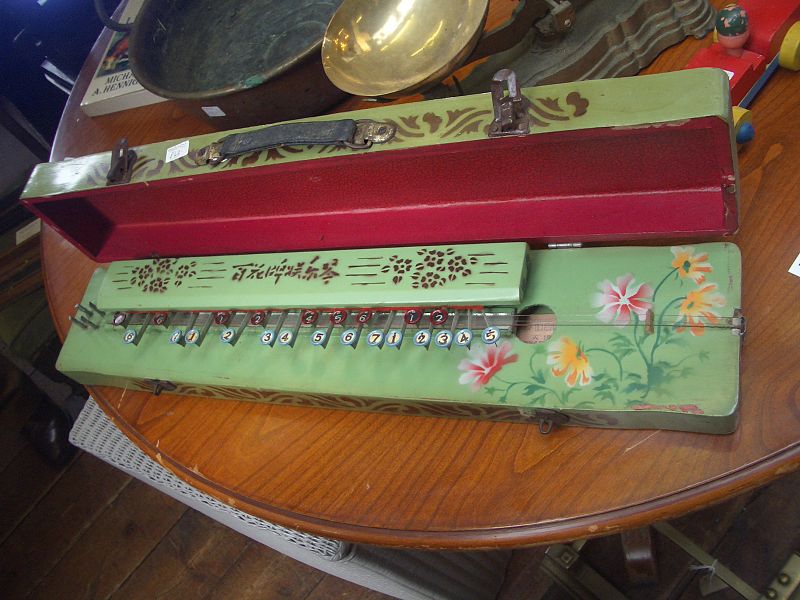 File:BulBul Tarang (Taishokoto) - Strange instrument.jpg