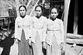 COLLECTIE TROPENMUSEUM Drie Makassaarse vorstendochters uit Sulawesi TMnr 10001341.jpg