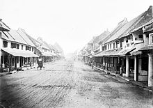 A street in Old Batavia in 1890, depicting 17th century housing before the development of a business district. COLLECTIE TROPENMUSEUM Een straat in Batavia TMnr 60022029.jpg