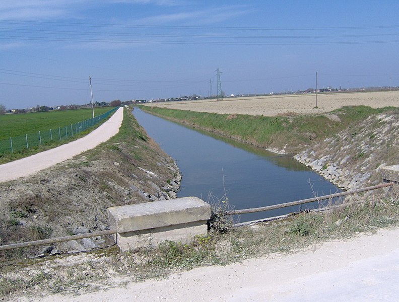 File:Canale Arcabologna visto in direzione Ravenna - panoramio.jpg