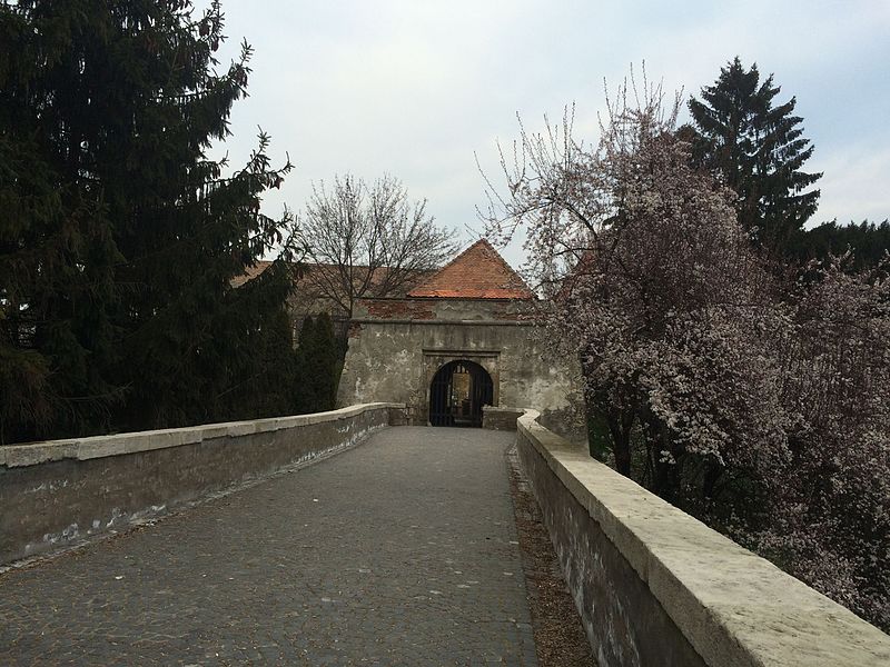 File:Castle at Mosonmagyaróvár.JPG