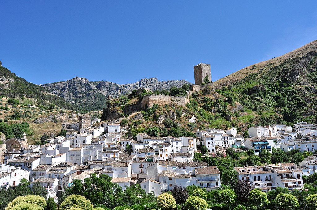 White-washed houses of Cazorla with Yedra Castle in the background.