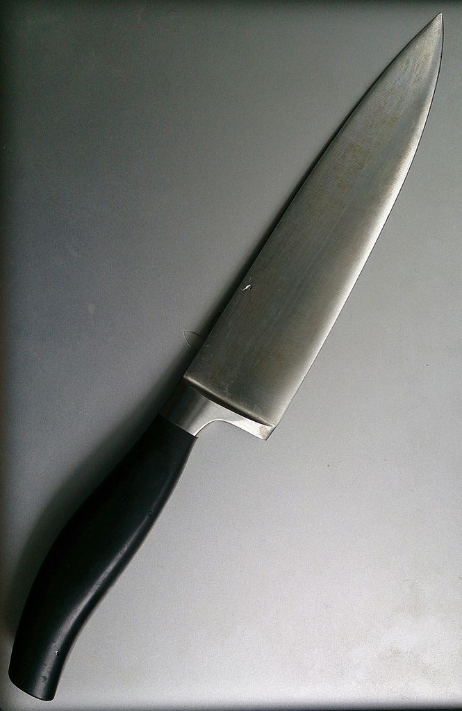 https://upload.wikimedia.org/wikipedia/commons/thumb/8/84/Chef%27s_knife.jpg/665px-Chef%27s_knife.jpg