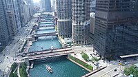 芝加哥河近馬里納城（Marina City）及州街。留意跨越河上的開合橋樑