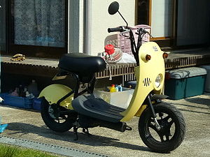 Suzuki Choinori. Introduced in 2003, this scooter has no rear suspension. Both its engine and its rear axle are bolted to its frame.