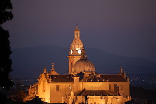 Vista nocturna de la cabezera.