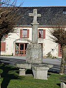 Croix monumentale face à la mairie.