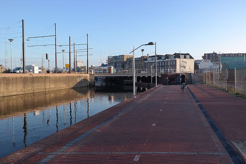 File:Cycle lane Westvest Delft 2017.jpg