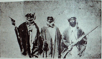 ضيدان بن حثلين، شيخ العجمان، في وسط الصورة.
