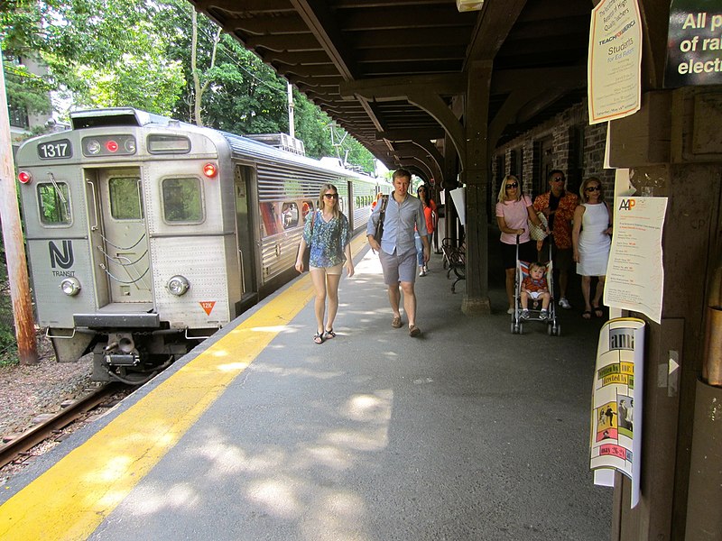 File:Dinky station (8320400212).jpg