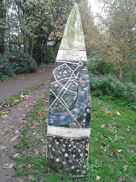 File:Duke's Meadows way marker with stars and map, 2002.jpg