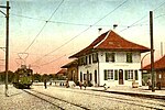 Bahnhofgebäude mit Güterschuppen