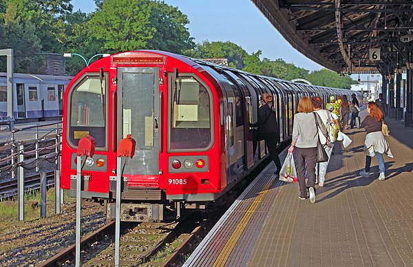A Central line train of 1992 Stock at platform 6