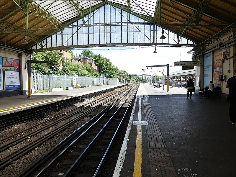 File:Ealing Broadway stn 11th June 2022 02.jpg