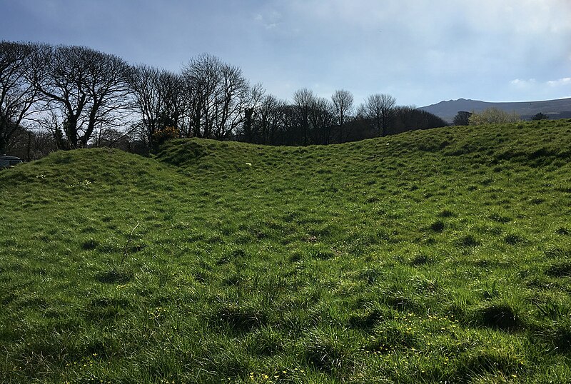 File:Earthworks Newport Old Castle - geograph.org.uk - 6186840.jpg