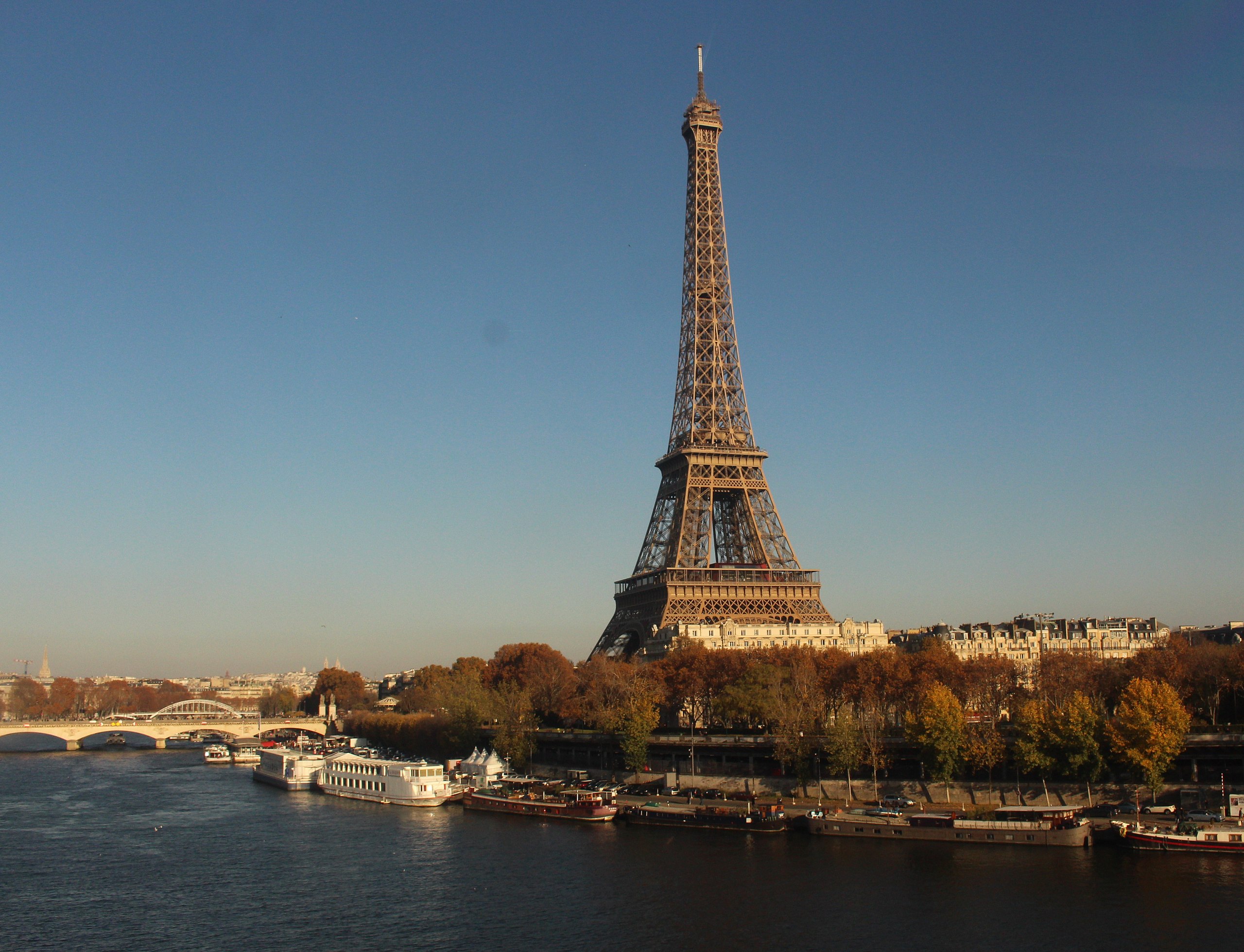 File:Paris Eiffel tower restaurant (3276039452).jpg - Wikimedia