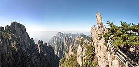 Панорамный вид на пейзаж Хуаншань