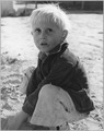 Dorothea Langeová: Fotografie malého chlapce z nízké výšky a důrazem na pohled očí