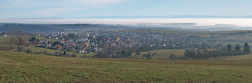 Blick vom Witthoh auf Emmingen bei Inversionswetterlage und Alpensicht