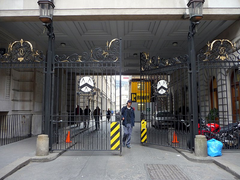 File:Entrance Gates to Carpenters' Hall, London Wall, London EC2 - geograph.org.uk - 1706673.jpg