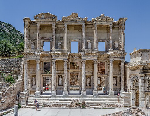 Wiederaufgebaute Fassade der Celsus-Bibliothek in Ephesos (UNESCO-Welterbe in der Türkei). Ephesus Celsus Library Façade