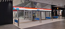 Espoonlahden metroaseman läntinen sisäänkäynti 21. huhtikuuta 2022