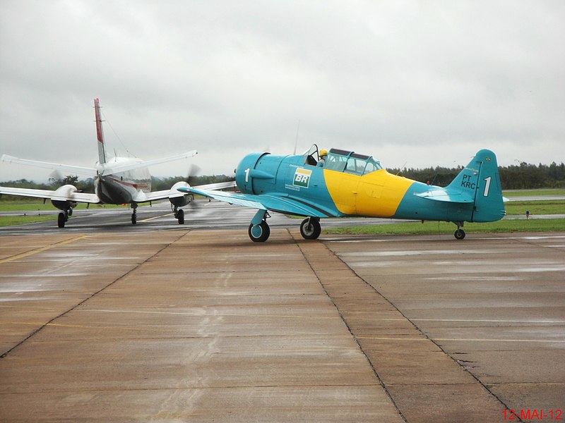 File:Esquadrilha da Fumaça 60 anos - Pirassununga - Show Aéreo com a Esquadrilha Oi, com os aviões NA T-6. - panoramio (1).jpg