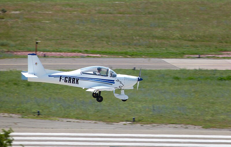 Fichier:F-GRRK Issoire Aviation APM 20 LIONCEAU landing.jpg