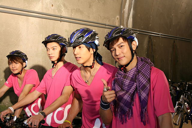 Fahrenheit at the Let's Bike Taiwan event in September 2009. From left to right: Aaron Yan, Calvin Chen, Wu Chun, Jiro Wang