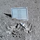Име Чарлија Басета (први одозго) на плакети уз фигурицу Палог астронаута на Месецу