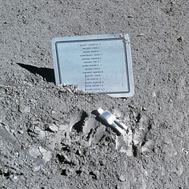 Име Елиота Сија (четврти отпозади) на плакети уз фигурицу Палог астронаута на Месецу