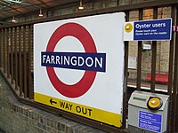Farringdon stn roundel.JPG
