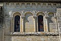 Un rang de frettes crénelées souligne les arcatures du chevet de l'église