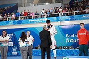 Deutsch: Fechten bei den Olympischen Jugend-Sommerspielen 2018: Tag 1, 7. Oktober 2018, Jungen, Säbel, Siegerehrung - Gold: Krisztián Rabb (HUN), Silber: Hyun Jun (KOR), Bronze: Mazen Elaraby (EGY); Medaillen überreicht durch IOC-Mitglied Britta Heidemann, Maskottchen überreicht durch FIE-Generalsekretär Emmanuel Katsiadakis English: Fencing at the 2018 Summer Youth Olympics at 7 October 2018 – Boys' sabre Medal ceremony – Gold: Krisztián Rabb (HUN), Silver: Hyun Jun (KOR), Bronze: Mazen Elaraby (EGY); Medal presenter: IOC member Britta Heidemann, Mascot presenter: FIE Secretary General Emmanuel Katsiadakis